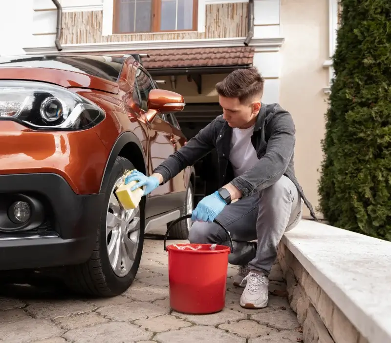 Lavage auto à domicile Vélines : professionnel intervenant sur un véhicule